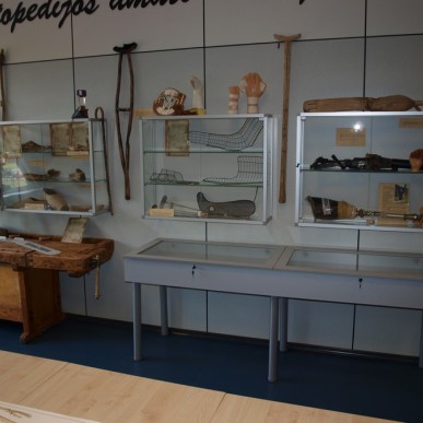 Ortopedijos amato muziejaus ekspoziciniai stalai ir spintelės